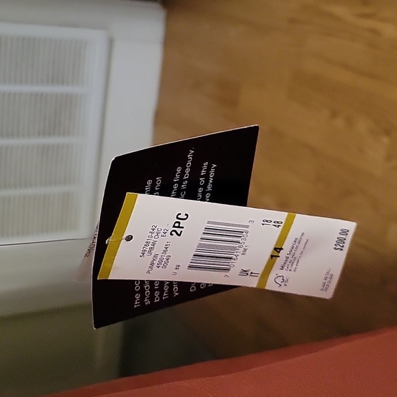 Le Suit ladies suit, beautiful pumpkin shade. - Picture 6 of 12